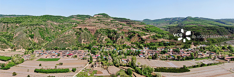 甘肃庆阳：隐藏在大山深处的小村图片素材