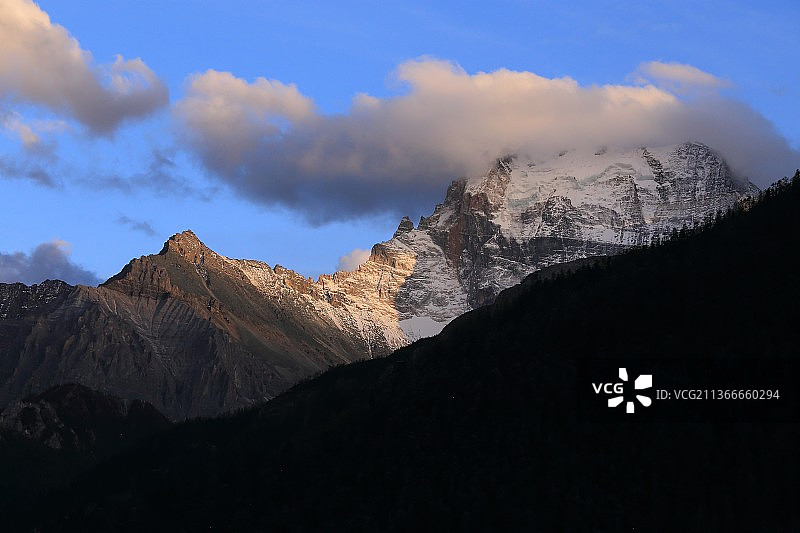日落时白雪皑皑的群山景色图片素材