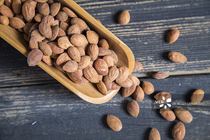 中国古风背景的中药桃仁特写图片素材