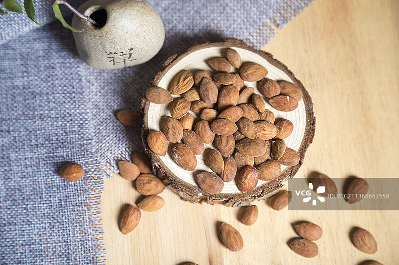 中国古风背景的中药桃仁特写图片素材