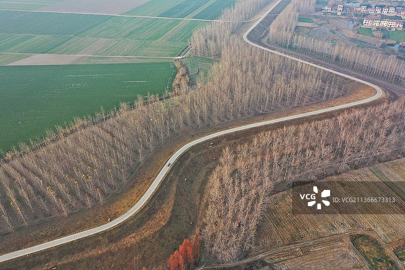 蜿蜒的汉江大堤道路图片素材