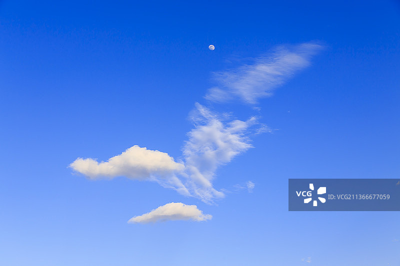 昆明滇池上空   白云、蓝天和月亮图片素材