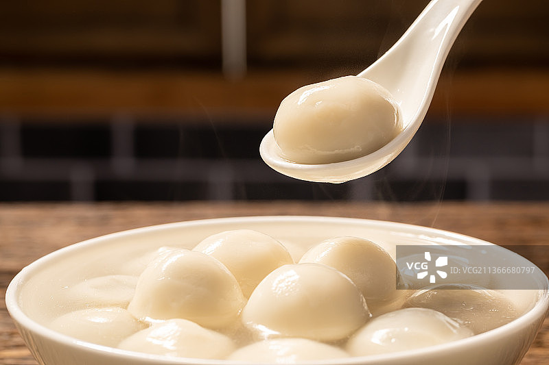 一碗冒着热气的元宵图片素材