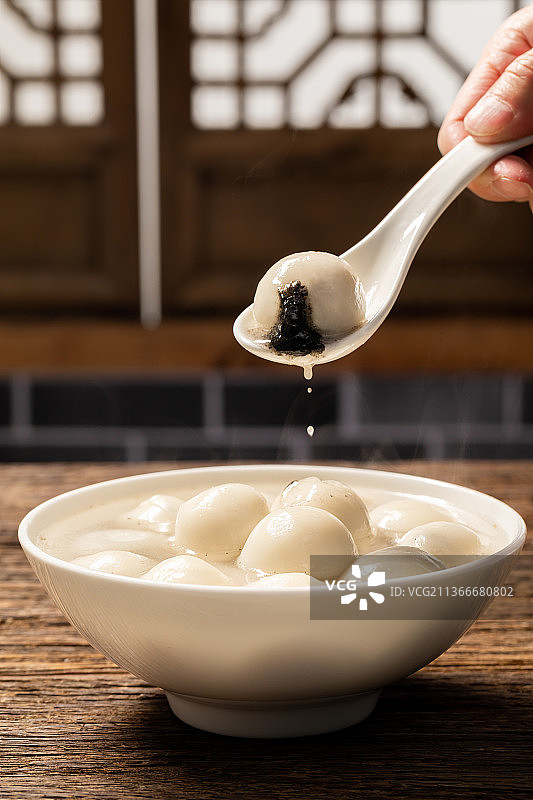 一碗冒着热气的元宵图片素材