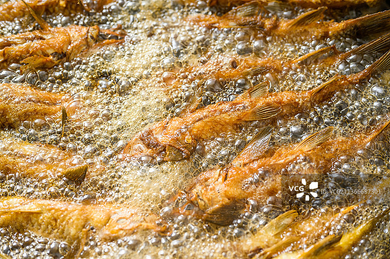 正在烹饪的煎鱼图片素材