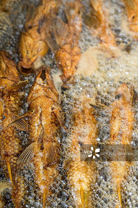 正在烹饪的煎鱼图片素材