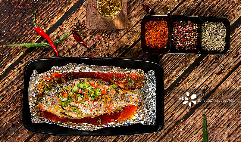 白色底锡箔烤鱼图片素材