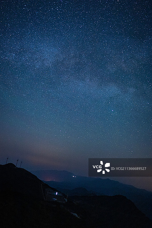 武汉九宫山发电风车和蓝色银河图片素材