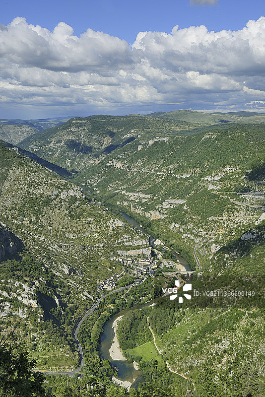 法国洛泽尔省塔尔恩河峡谷和拉马莱讷村图片素材