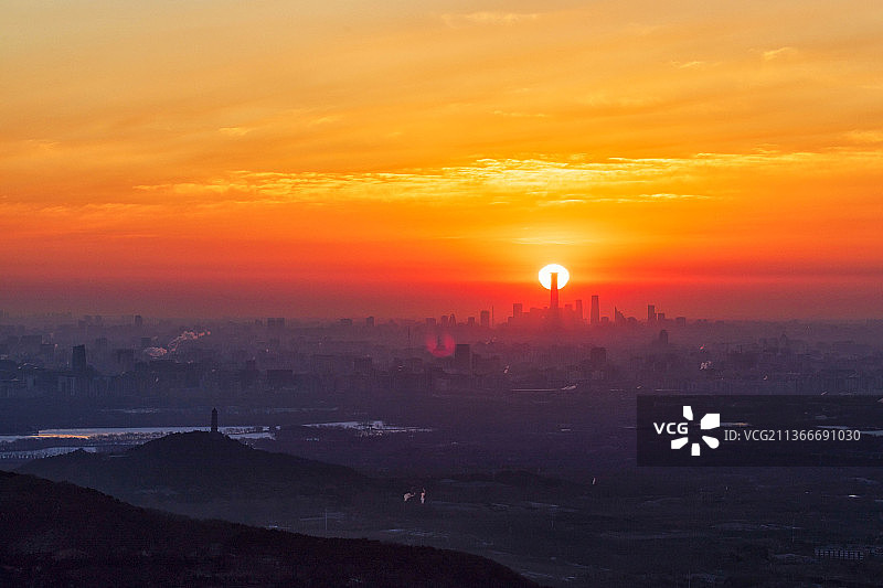 俯瞰北京中信大厦悬日220127图片素材