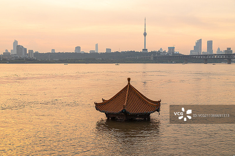 武汉洪水期被淹没的黄花矶亭子图片素材