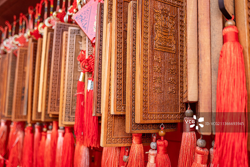 寺庙悬挂的祈福幸运牌图片素材