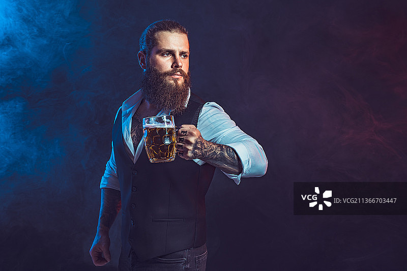 手持美味啤酒的络腮胡男子肖像图片素材