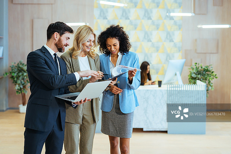 办公室里，多元种族商务人士共同办公图片素材