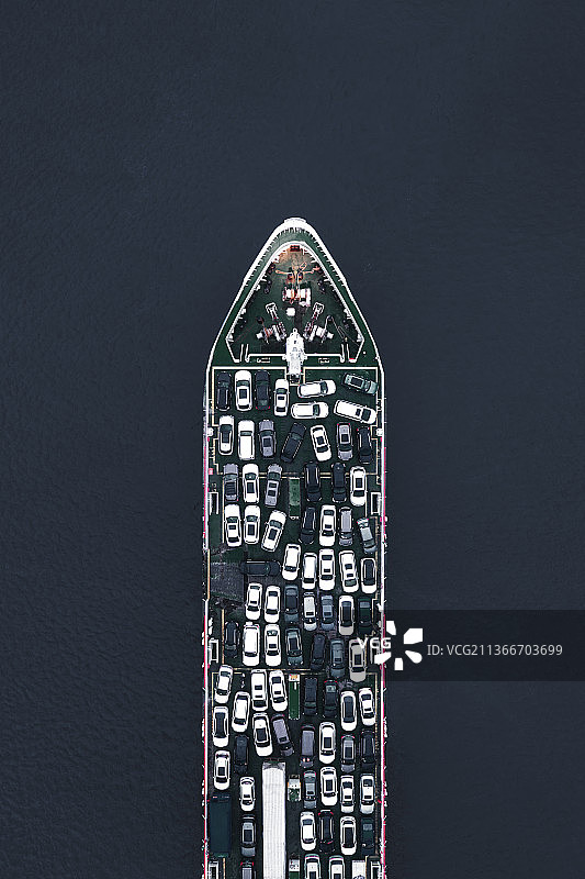 琼州海峡上的汽车轮渡图片素材