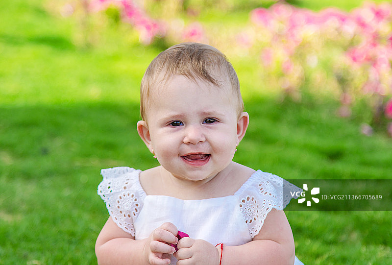 孩子们坐在棕榈树下（选择性焦点）图片素材