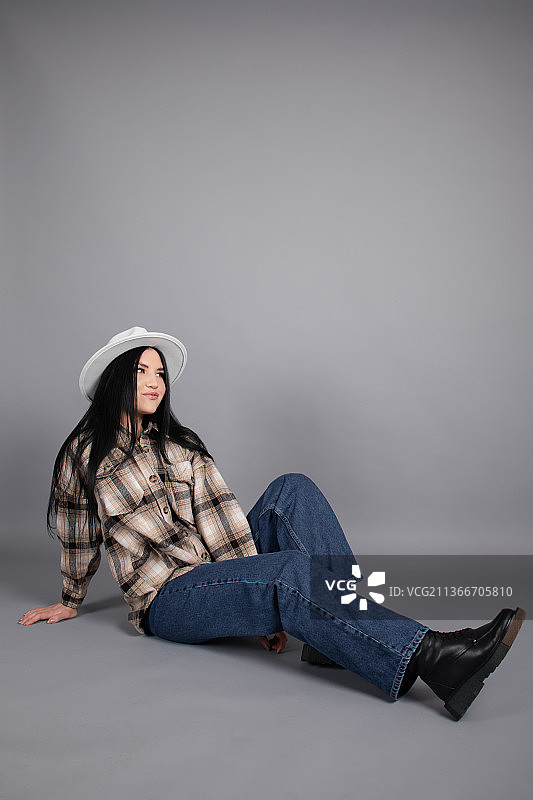 穿格子衬衫戴白帽的年轻女人图片素材