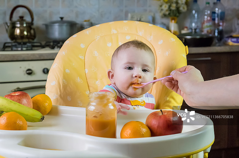 宝宝正在吃果泥（选择性聚焦）图片素材