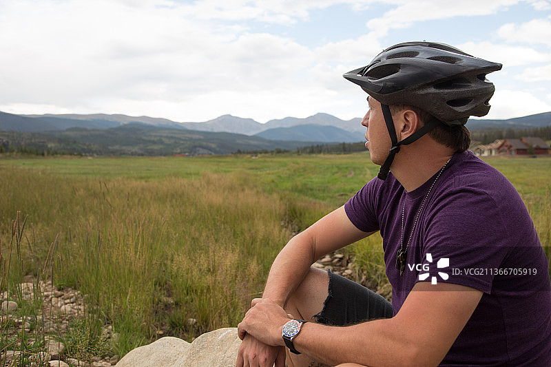 戴着山地自行车头盔休息的男人，美国科罗拉多州图片素材