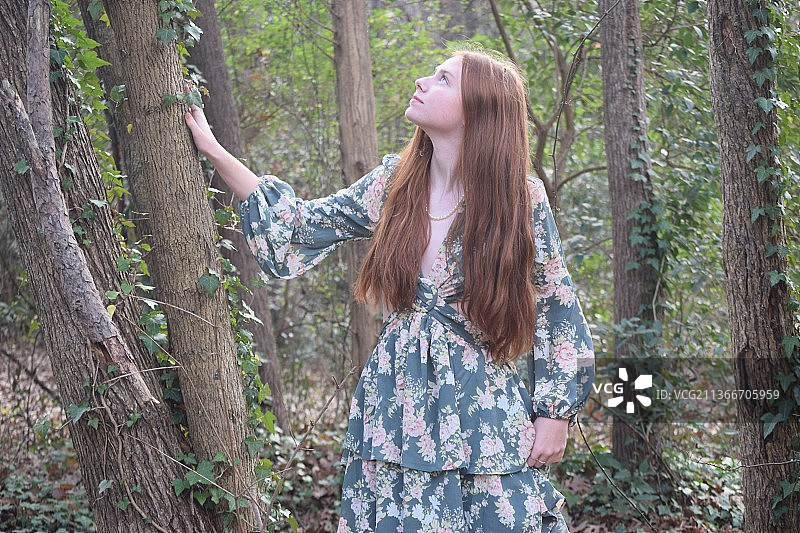 森林里的年轻女子，站在森林里的女人图片素材