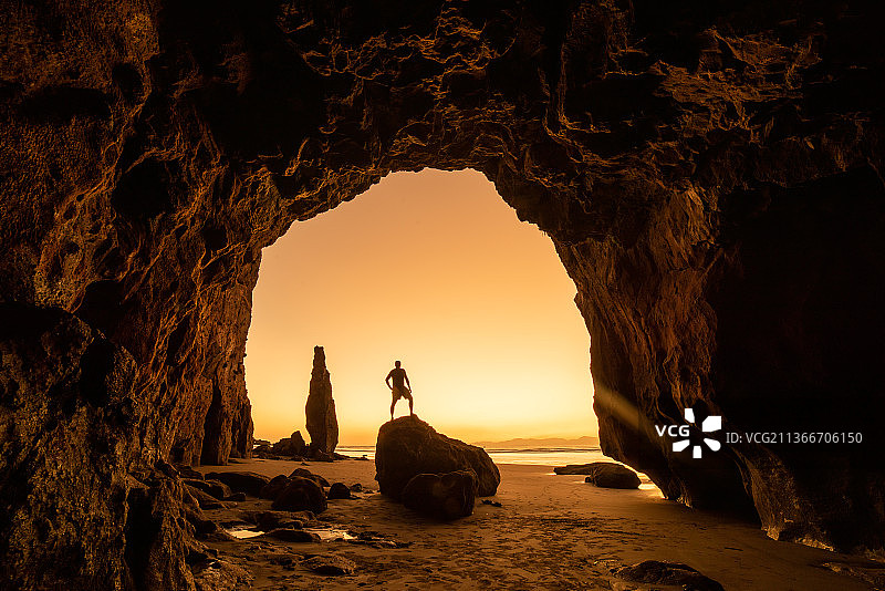 日落时分，情侣站在岩石上，哥斯达黎加图片素材