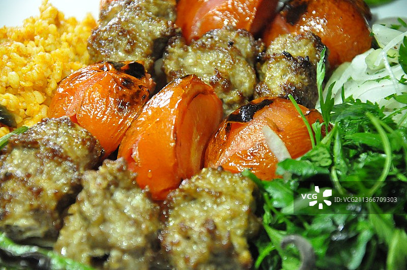 土耳其美食：菜肴、甜点和沙拉，盘中食物特写图片素材