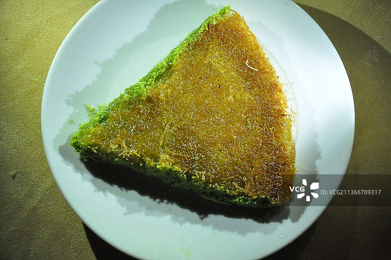 土耳其美食：菜肴、甜点和沙拉，高角度拍摄的盘装蛋糕图片素材