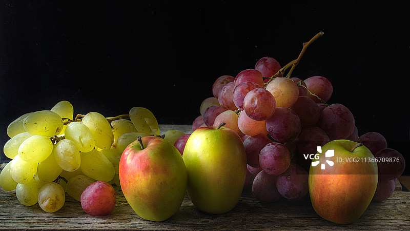 黑色背景下桌子上葡萄的特写图片素材