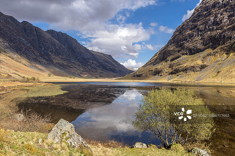 在天空的衬托下，湖和山的景色优美图片素材