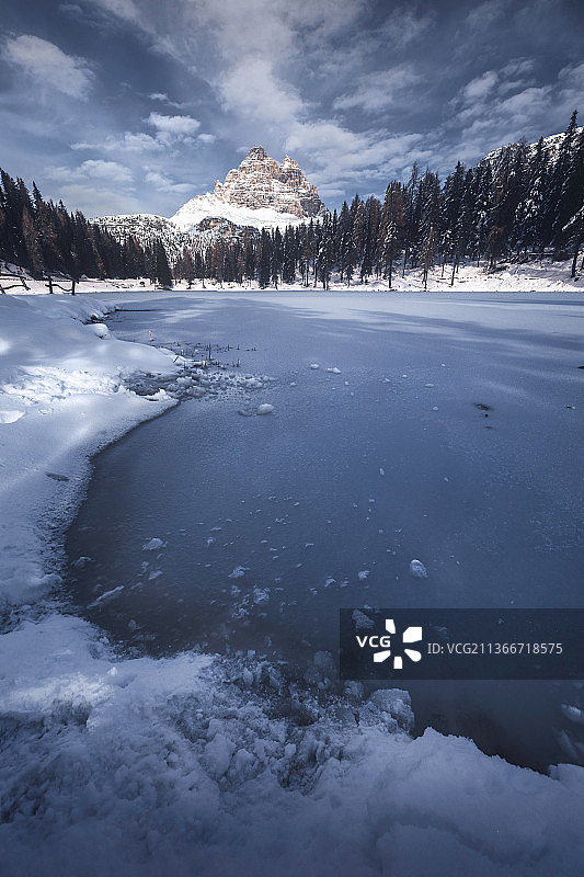 冬季米苏里纳湖冰封美景（意大利贝卢诺）图片素材