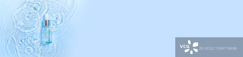 水中瓶装化妆品，皮肤补水概念透明质酸图片素材