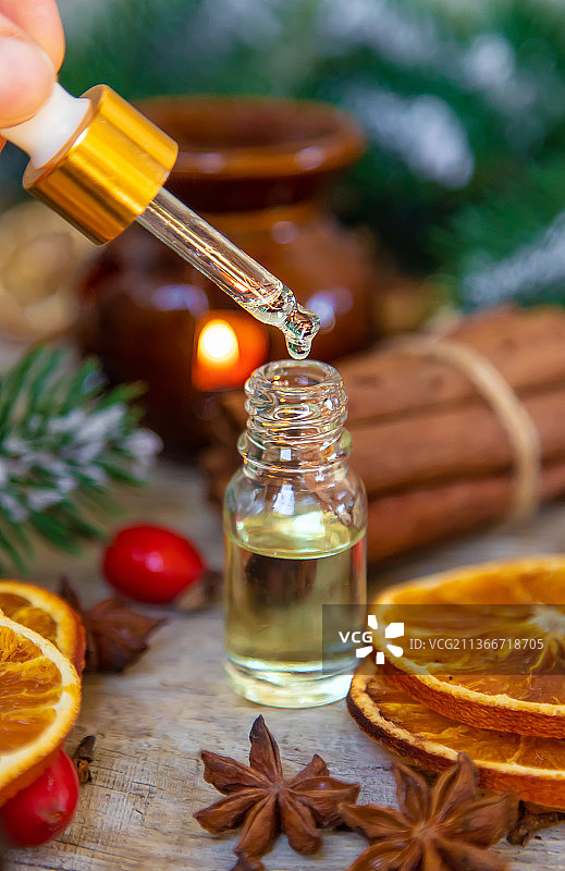 小瓶装圣诞精油特写图片素材