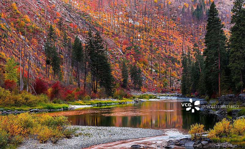 秋季美国华盛顿州利文沃思森林湖泊风光图片素材