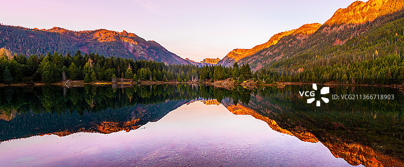 天空下的湖光山色，金溪池塘，华盛顿州，美国图片素材
