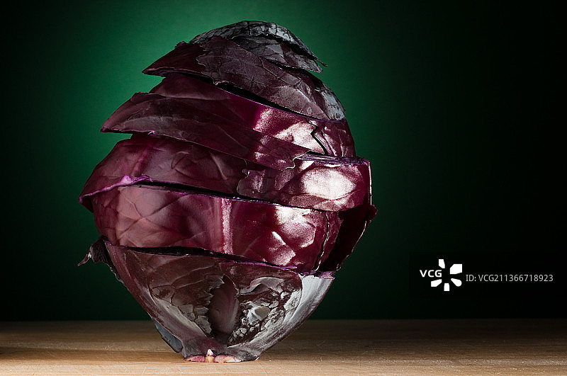 红色卷心菜切片，黑色背景图片素材