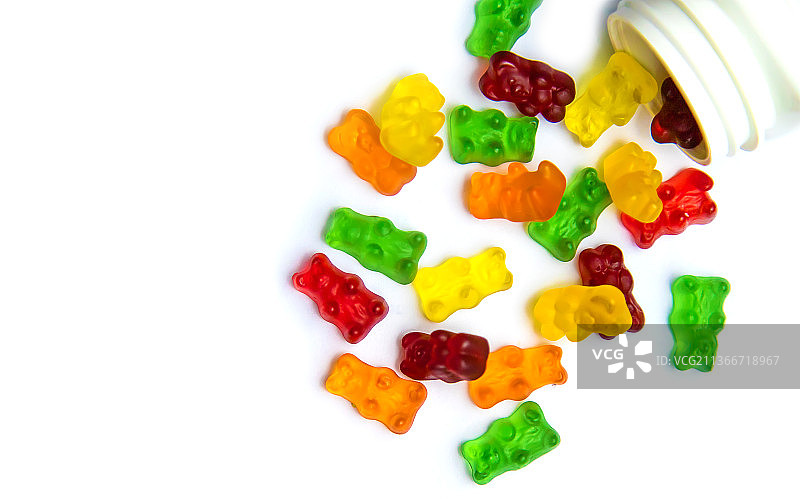 白色背景上的果冻维生素软糖小熊图片素材