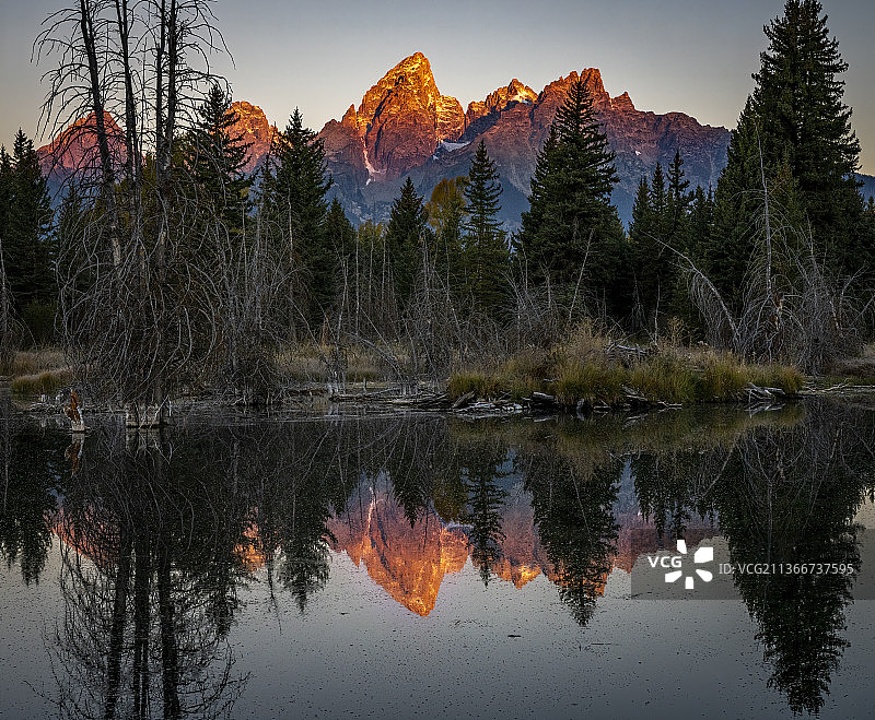 第一缕阳光的倒影：怀俄明州大提顿湖的风景图片素材
