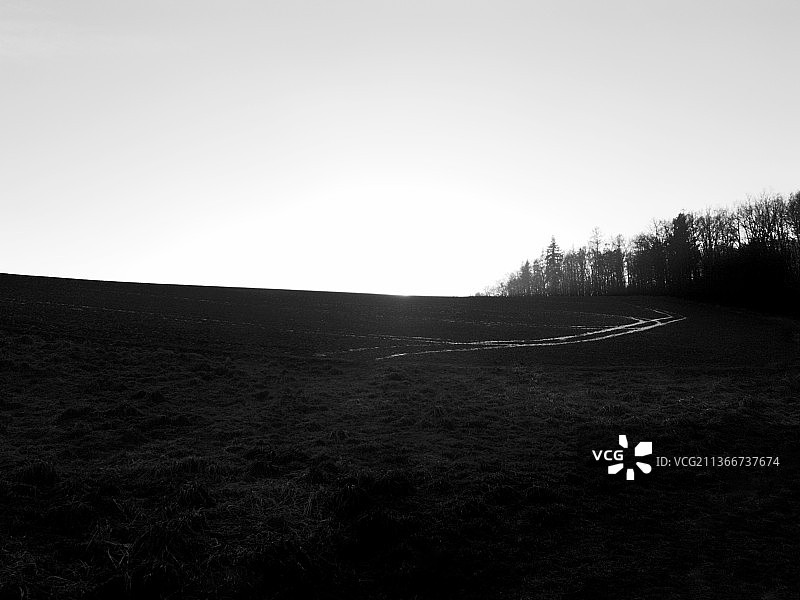 晴朗天空下的风景图片素材