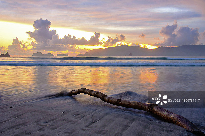 金色红岛，日落时分印度尼西亚东爪哇海景图片素材