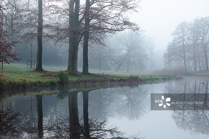 荷兰宰斯特德布鲁尔庄园薄雾日出图片素材