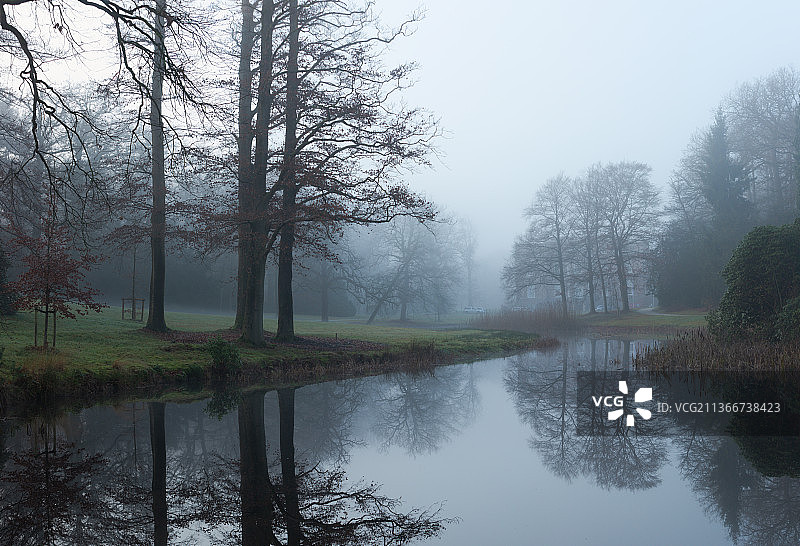 荷兰宰斯特德布鲁尔庄园薄雾日出图片素材