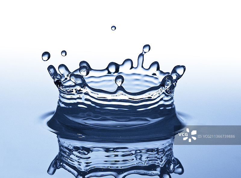蓝色水花，水花飞溅的特写（白色背景）图片素材