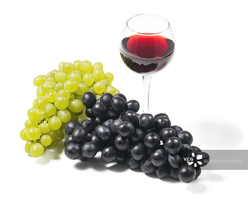 白色背景上的葡萄束和葡萄酒杯图片素材