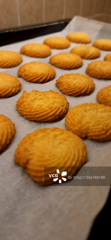桌子上烤盘中饼干的高角度视图图片素材