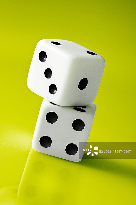 幸运骰子特写，绿色背景图片素材