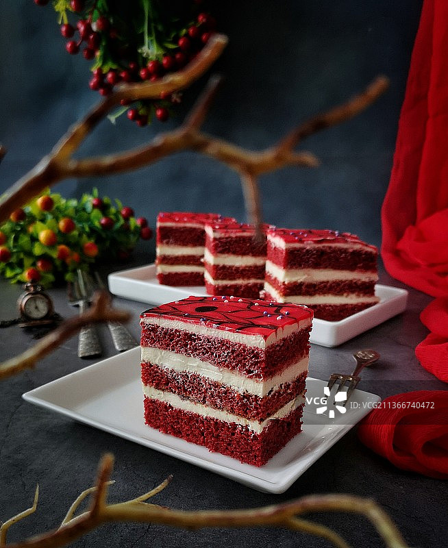 餐桌上的红丝绒蛋糕特写图片素材