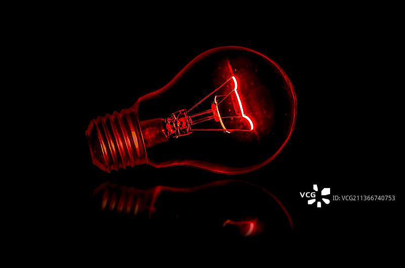 黑色背景下发光灯泡特写图片素材