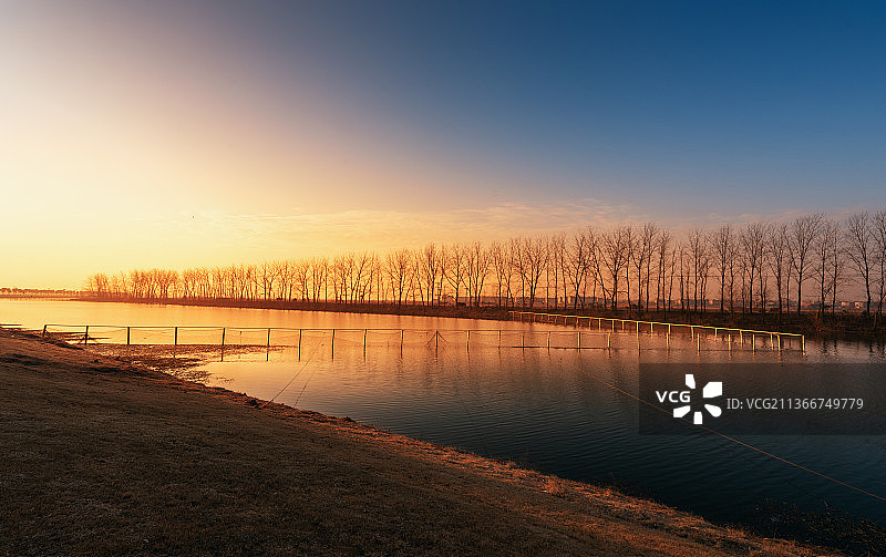 2022年的第一个早晨，和煦的阳光映照大地，给这个冬天带来暖意和吉祥。图片素材