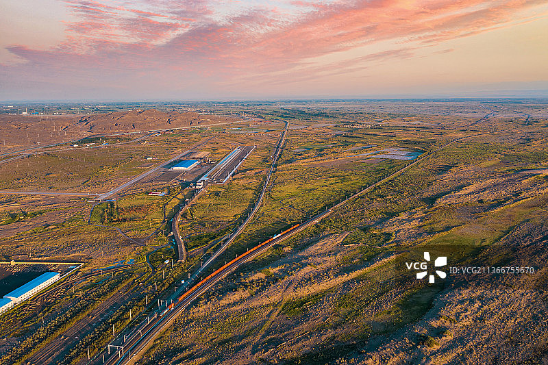 航拍运行在兰新铁路的中欧班图片素材