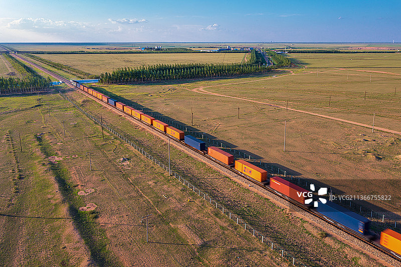 航拍锡林郭勒草原中欧班列图片素材